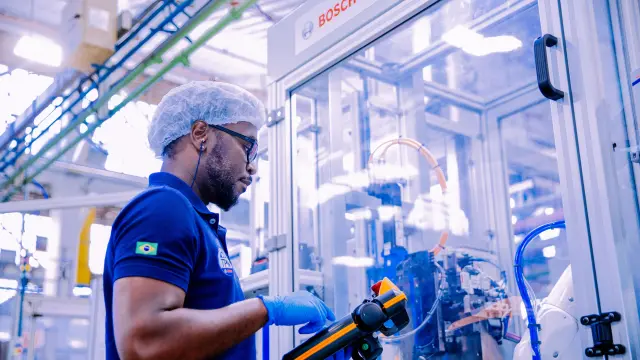 Homem manipulando equipamento 