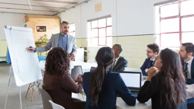 pessoas em um evento de capacitação em uma roda de trabalho