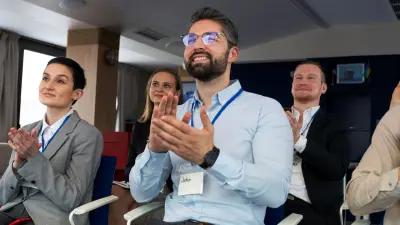 Pessoas em um evento corporativo comunicação