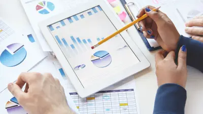 folha com graficos e dados e pessoas analizando