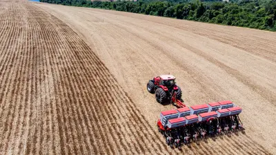 Solução para plantio trator cultivando solo