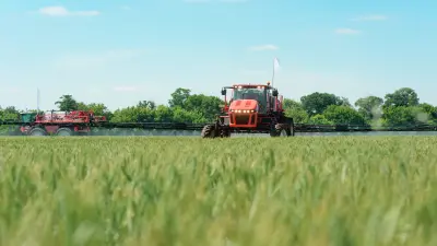 Trator cultivando campo 