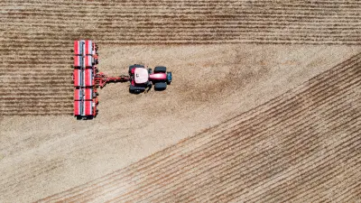 Trator cultivando o solo - Agricultura de Precisão