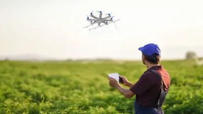 Homem operando um drone em uma plantação