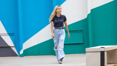 Garota Loira no fundo colorido