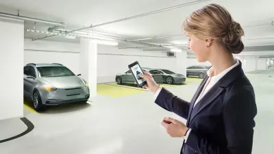 Mulher mexendo em um smart device