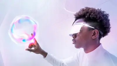 Um homem usando óculos futuristas toca com o dedo um holograma em forma de bola que flutua no ar.