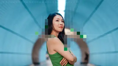  Uma mulher está em pé em um túnel, olhando confiante para cima. Partes da imagem estão sobrepostas com blocos de pixels coloridos.