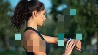 Uma mulher correndo olha para o seu smartwatch. Partes da imagem estão sobrepostas com blocos de pixels coloridos.