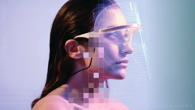 Uma pessoa usando um fone de ouvido futurista olha para frente. Partes da imagem são sobrepostas com blocos de pixels coloridos.