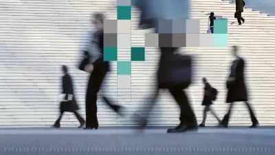 As pessoas caminham por uma área urbana passando por uma grande escadaria. Partes da imagem são sobrepostas com blocos de pixels coloridos. 