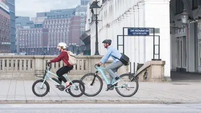 Duas pessoas andando de eBike pela cidade