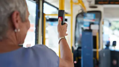 mulher apertando sinal do onibus