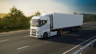 Motores elétricos, híbridos, biocombustíveis e diesel verde. A transição energética para tornar os veículos comerciais mais sustentáveis não tem uma única rota. Conheça os caminhos e as tecnologias para reduzir o impacto do transporte feito por vans, caminhões, ônibus, máquinas agrícolas, de construção e de mineração na emissão de gases que agravam o efeito estufa.