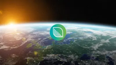 Mãos cultivando terra com uma muda de planta