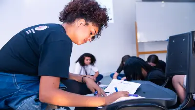 Voluntária ensinando